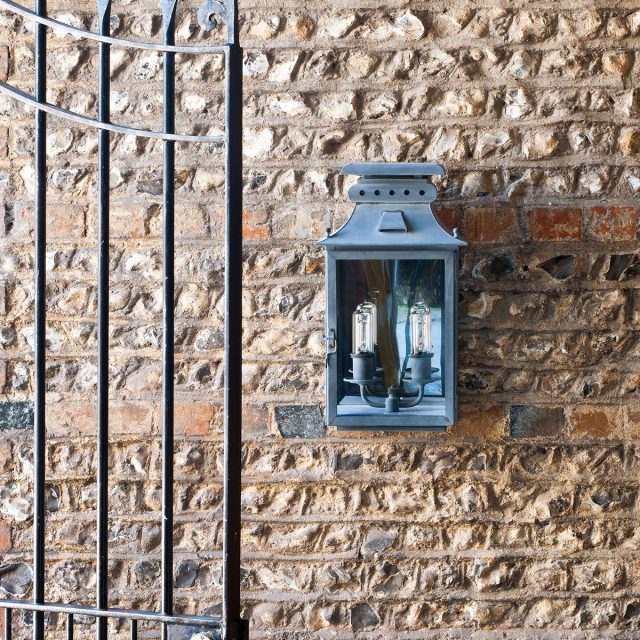 Бра VAUGHAN Chartres Wall Lantern