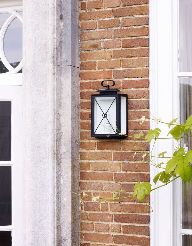 Бра VAUGHAN Richmond Wall Lantern