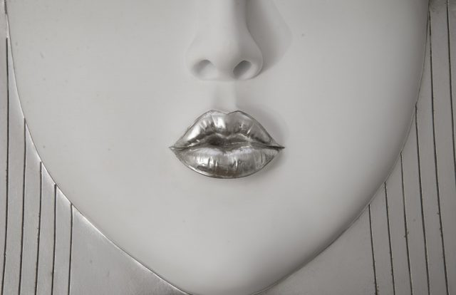 Настенный декор Phillips Collection Fashion Faces Kiss Large Wall Art White/Silver