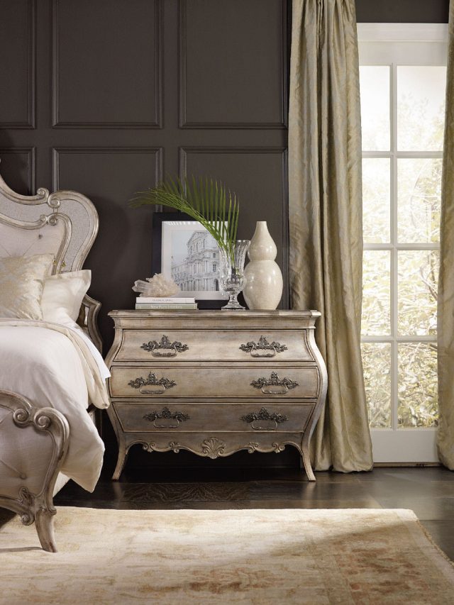 Прикроватная тумба HOOKER FURNITURE SANCTUARY THREE-DRAWER BACHELORS