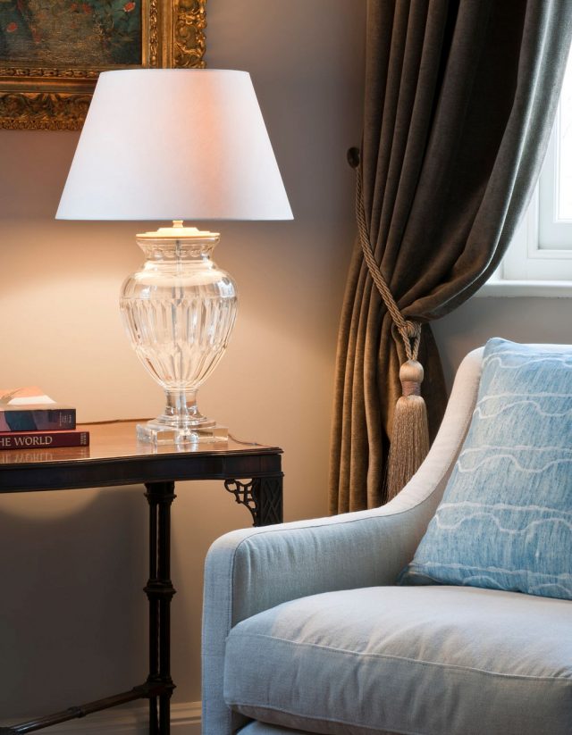 Настольная лампа VAUGHAN Meldon Glass Urn Table Lamp