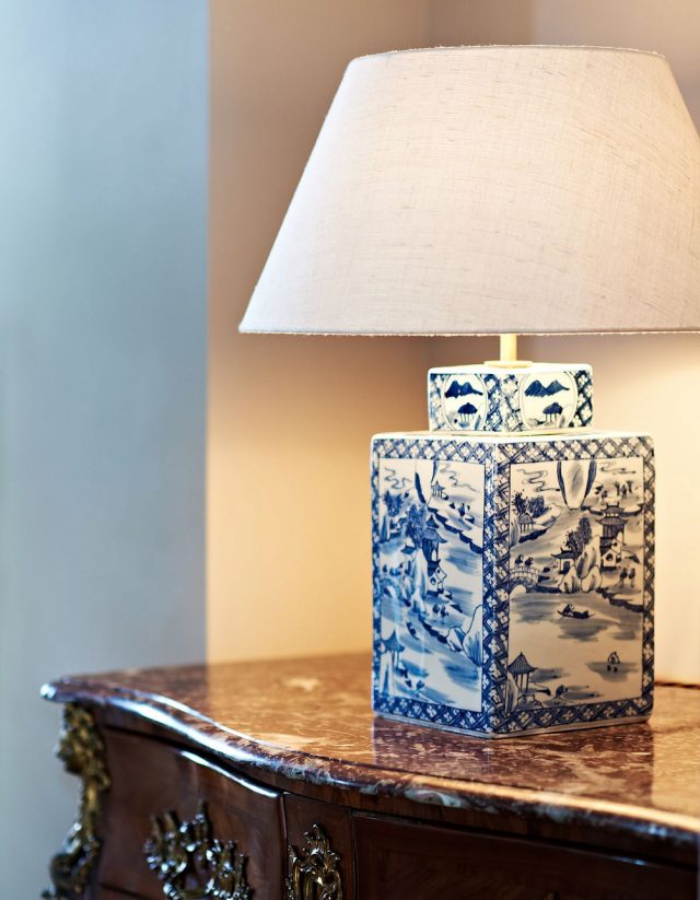 Настольная лампа VAUGHAN Square Vase - Blue and White